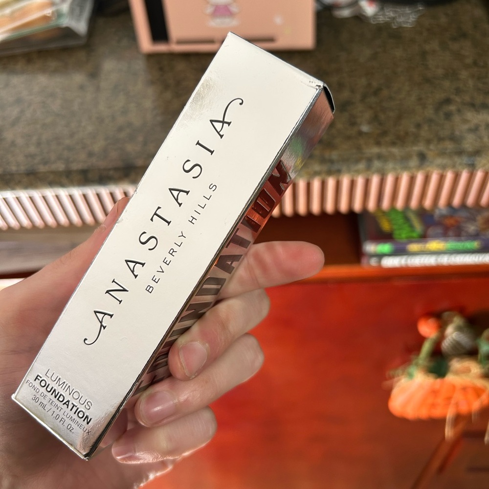 Anastasia Beverly Hills Luminous Foundation - White Box